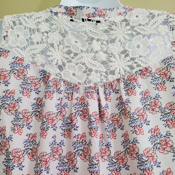 Collective Concepts | Flowy Floral Top with Lace - Picture 4 of 8
